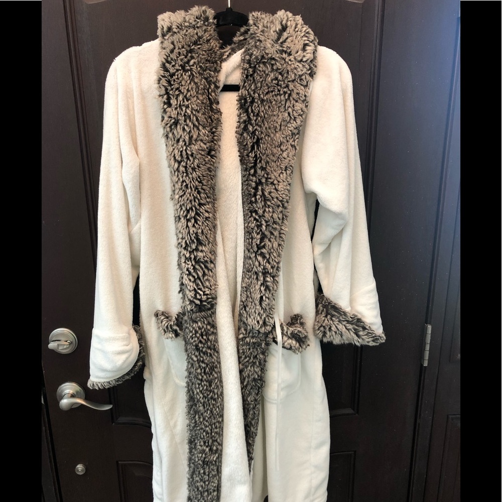 Faux fur bathrobe - POTTERY BARN. Great condition